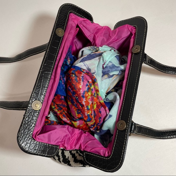 The Sak knit zebra shoulder bag 🦓 with snap closure 👛 and croc 🐊 leather - Picture 10 of 14